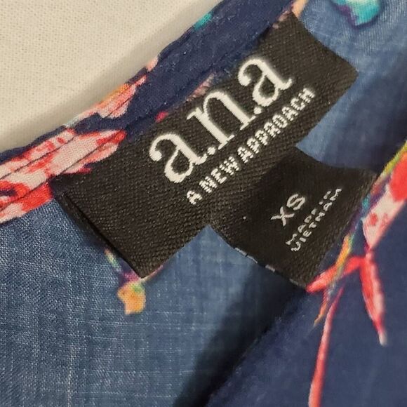 A.n.a XS Navy floral Blouse - Picture 2 of 6